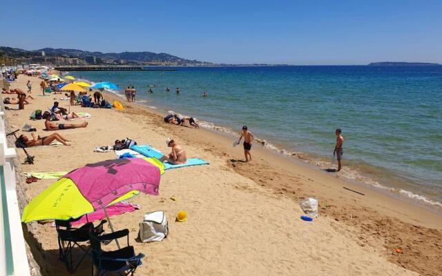 Garden and beach sea view apartment Cannes