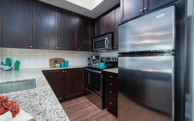 Peter St - Downtown Suite with Balcony
