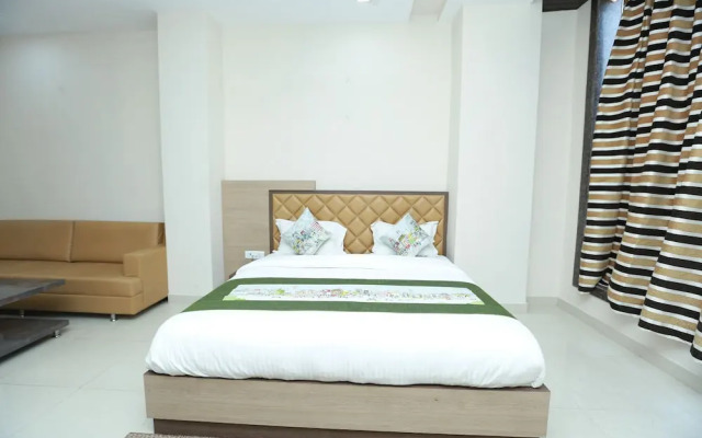 OYO 9007 Royal Crown