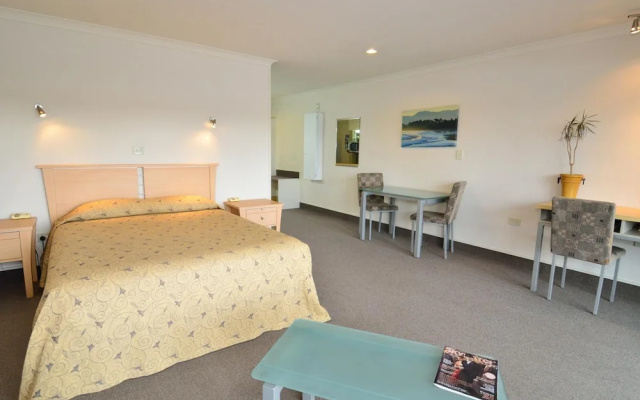 Senator Motor Inn
