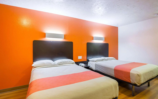 Motel 6 Madisonville, TX