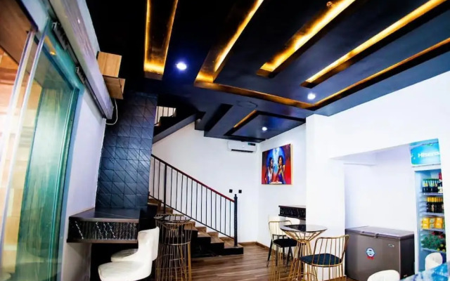 Vic & J Lounge and Hotel