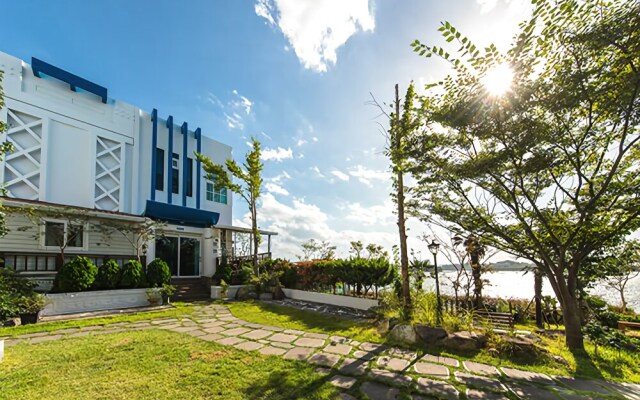 Yeosu White Village Pension