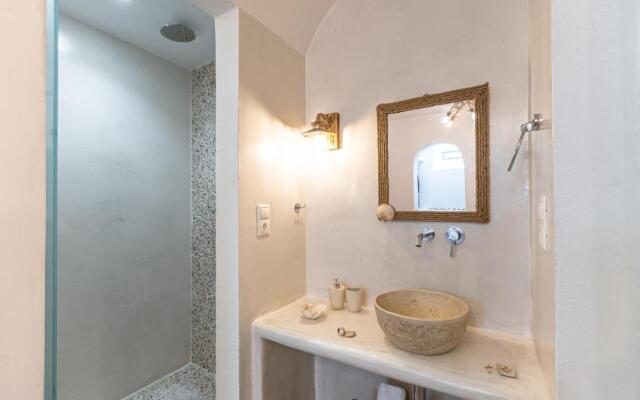 White Luxurious Apartment IΙI
