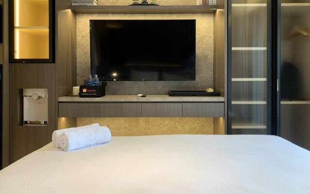 Warm And Modern Look Studio Room At Gold Coast Apartment