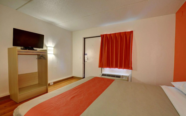 Motel 6 Chicopee, MA - Springfield