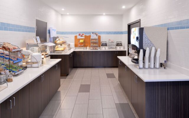 Holiday Inn Express & Suites Sioux Falls At Empire Mall by IHG