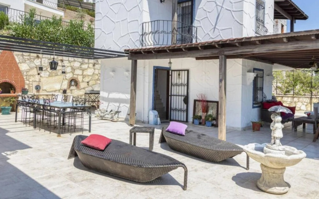 Comfy Triplex Near Beach With Garden in Bodrum
