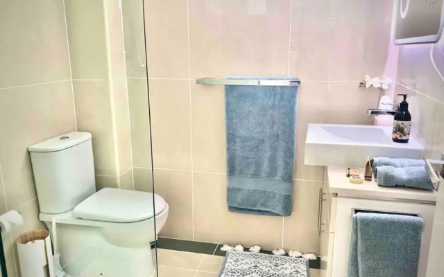 Crows Nest - Executive Penthouse - 3 Bedroom- 5km to City