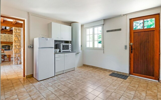 Quaint Holiday Home in Logonna-daoulas Near Sea