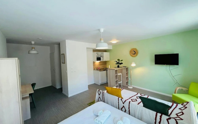 We Live In R - Suite 102