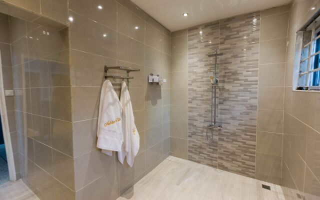 Luxurious Villa With Private Pool, Hot Tub and Bar