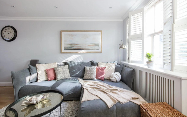 Spacious 4-bedroom mews house with private garage