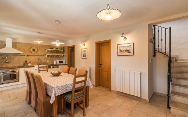 Nice Home in Liznjan With Sauna, Wifi and 4 Bedrooms