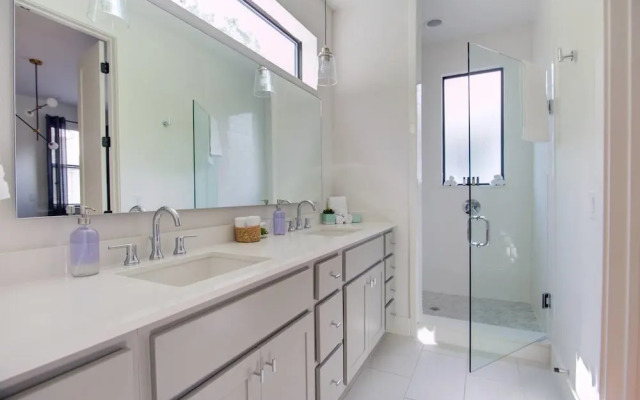 Divine 3br/2.5ba Downtown/east-side Home by Domio