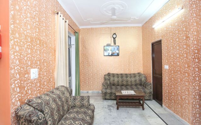 OYO 11886 Hotel Crystal