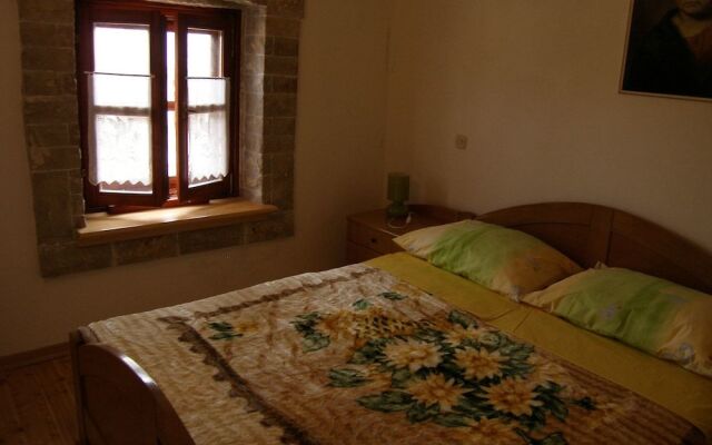 Easeful Pifar Apartment great location