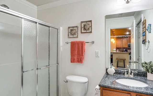 Lakefront Camdenton Condo: Grill & Community Pool