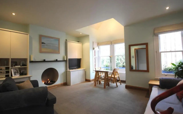 8 Ravenscourt Gardens