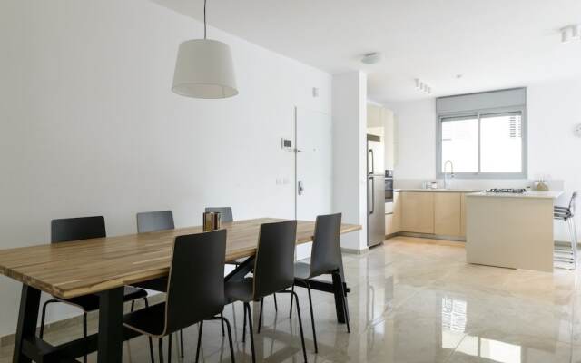 3 BDR Balcony W Parking by Banana Beach