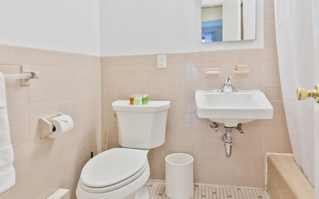 Pleasant Back Bay Suites by Sonder