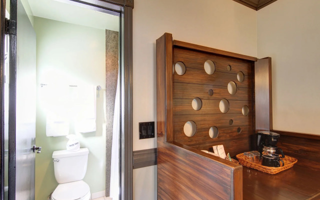 Caliente Tropics Hotel