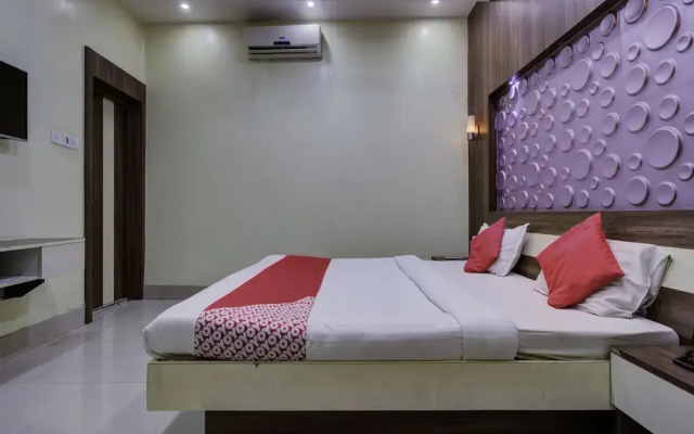 OYO 22530 Savoy Hotel