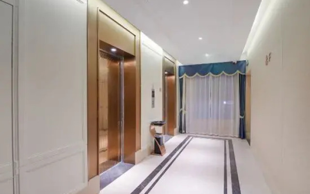 Vienna Hotel (Zhuji Station Baolong Plaza)