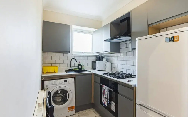 Private Homely Bedroom in Kensington R1