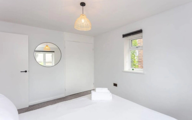 Bright 2 Bedroom House in Stratford With Garden