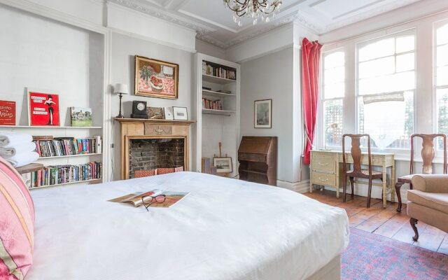 Traditional and Colourful 2BR Garden Flat in Parsons Green