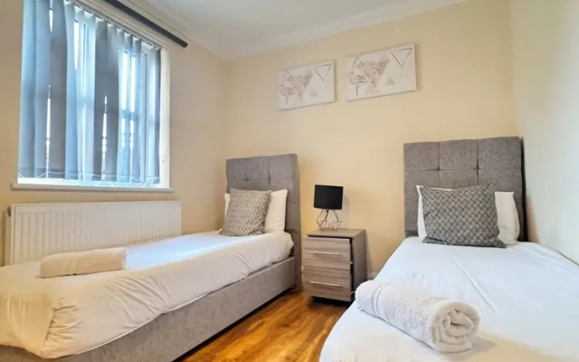 Heathrow Stay 5 Mins to the Terminals