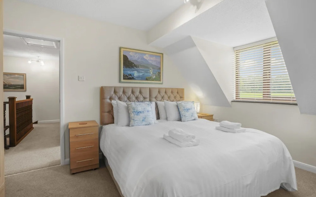 House - Sleeps 6 & Free Parking