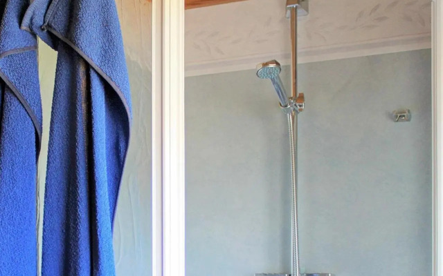 Scenic Lakeside Cottage-by Traum