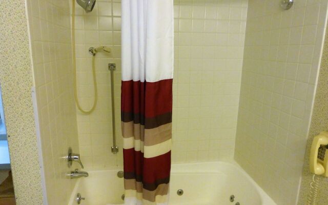 Red Roof Inn & Suites Hazleton