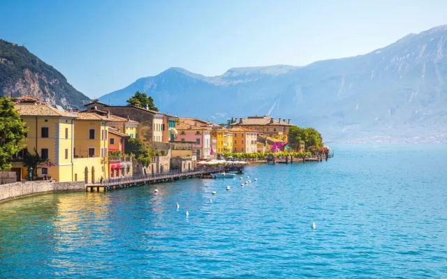 Liano Rosa-view Lake & Parking
