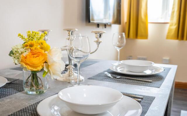 Queens Townhouse - 3 Bedrooms - Pets - Parking