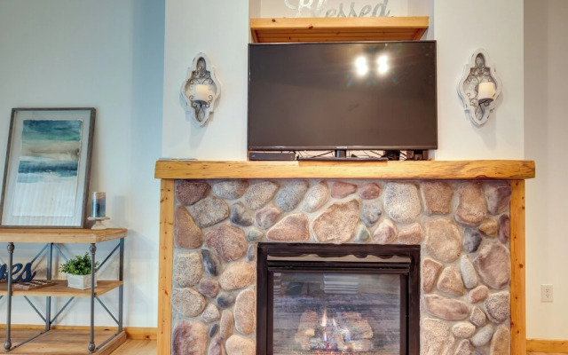 Lake Minocqua Condo w/ Shared Fire Pit!
