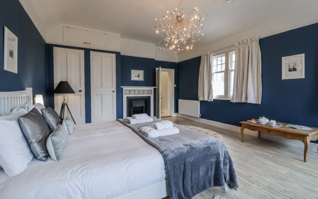 Holly Lodge