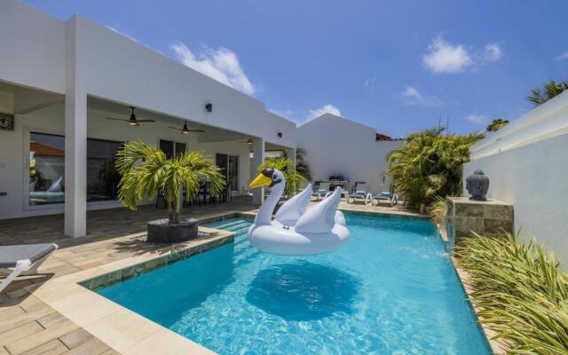 NEW Modern 4BR 4 5BA w Pool Outdoor Dining