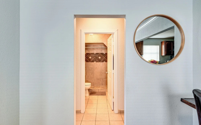 Convenient Galveston Home < 1 Mi to Beach!