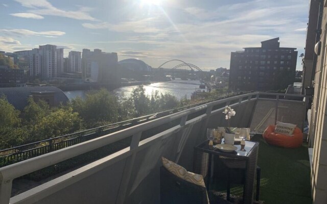 Luxury Modern Apartment With Stunning Balcony View