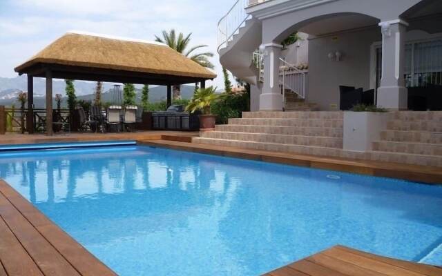 Luxury Villa With Pool & Jacuzzi