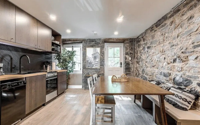 Beautiful Vieux Quebec 2 Bed Apt