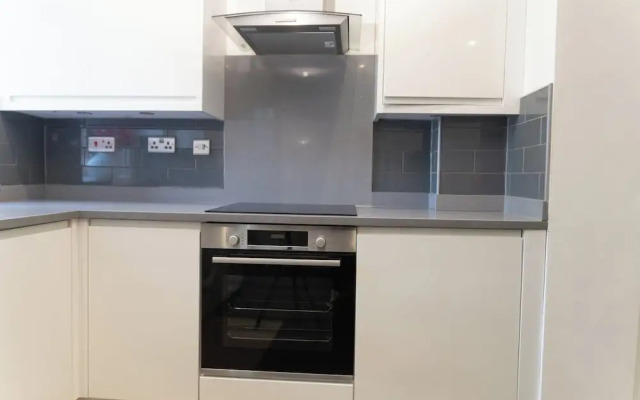 Milton Keynes Retreat - 4 Bedroom Luxury House