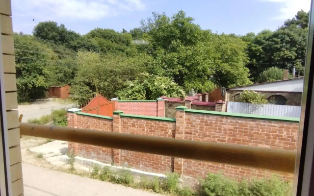 Dom u podnozhiya gory Medovaya