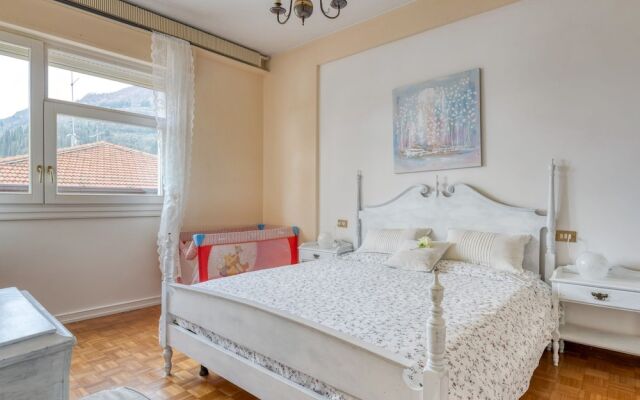 Snug Holiday Home in Salò With Balcony