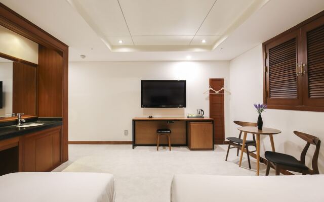 Themepark Tourist Hotel