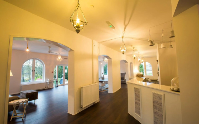 Gray Manor Hotel
