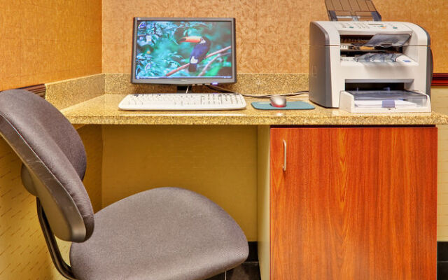 Holiday Inn Express Hotel And Suites Clinton